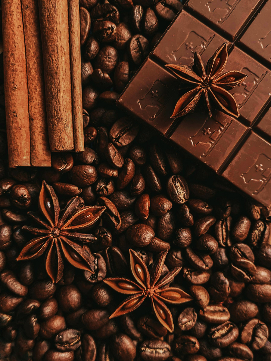 a blend of chocolat bar, coffee beans, cinnamon, and star anise.